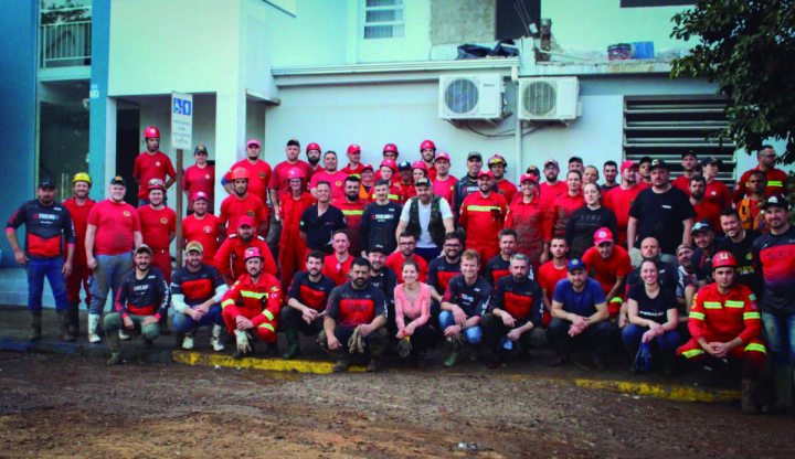 Bombeiros de Salvador do Sul se unem � for�a-tarefa do Estado e atuam na zona de desastre no RS