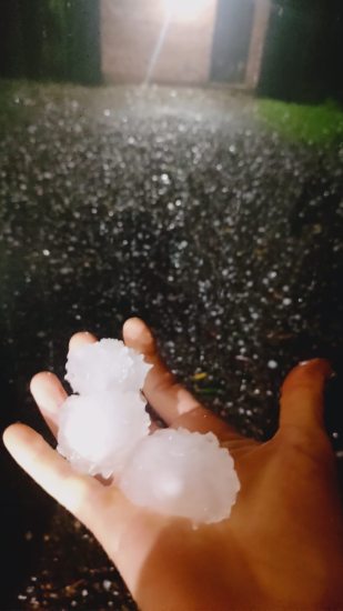 Vale do Caí tem temporal, queda de granizo e interdição de estradas
