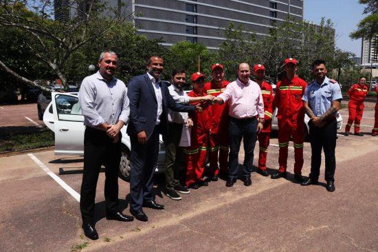 Bombeiros recebem veículo do Governo do Estado