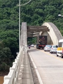 PRF prende pai atravessando com a filha de oito anos ponte sob o Rio das Antas por um dos arcos de susten��o