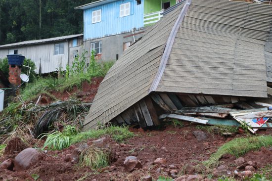 Bombeiros de Salvador do Sul e S�o Pedro da Serra atualizam situa��o dos munic�pios e fazem alerta