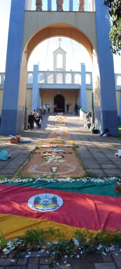 Tradicionais tapetes de Corpus Christi s�o confeccionados