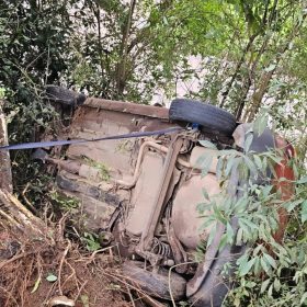 Casal e crianas de 2 e 3 anos ficam feridos em acidente na BR-470 em So Jos do Sul