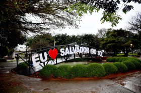 Ponte met�lica com letreiro "Eu Amo Salvador do Sul" � novidade na pra�a municipal