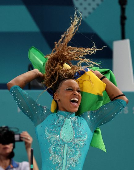Estrela mais brilhante do Olimpo brasileiro, Rebeca Andrade � ouro no solo em Paris