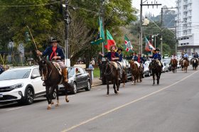 Chama Crioula  recebida no CTG Querncia da Serra