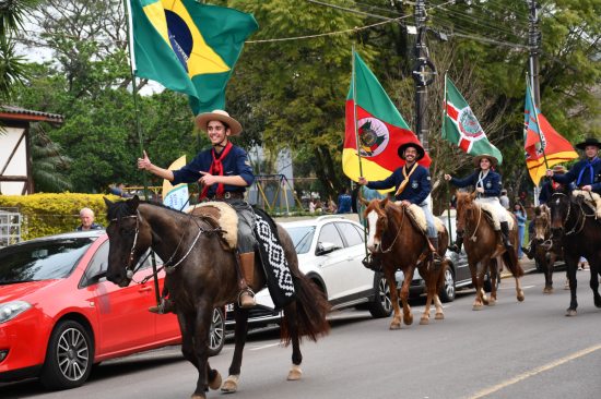Chama Crioula � recebida no CTG Quer�ncia da Serra
