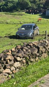 Ve�culo derruba muro do S�tio Tropeiro e depois � abandonado no local