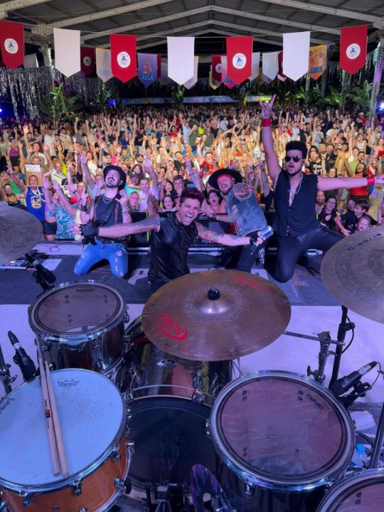 Baile de Carnaval da ASCA re�ne foli�es em Salvador do Sul