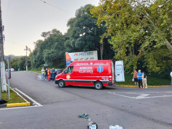 Colisão entre carro e moto deixa três feridos e interdita BR-470 no trevo de acesso a Julinho