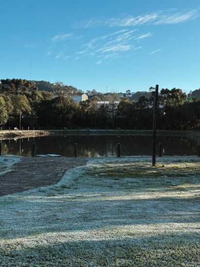 A geada tingiu  Salvador do Sul de branco
