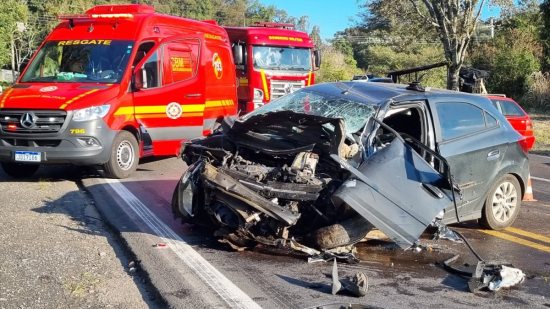Acidente envolvendo trs veculos deixa trs feridos na BR-470