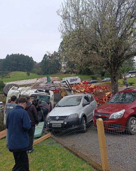 Caminho carregado de frangos tomba e deixa condutora presa s ferragens