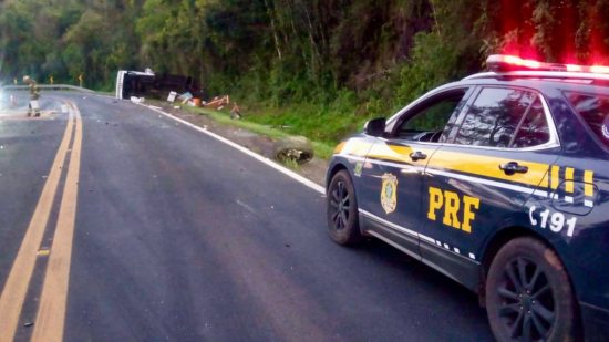 PRF prende motorista aps acidente com feridos graves