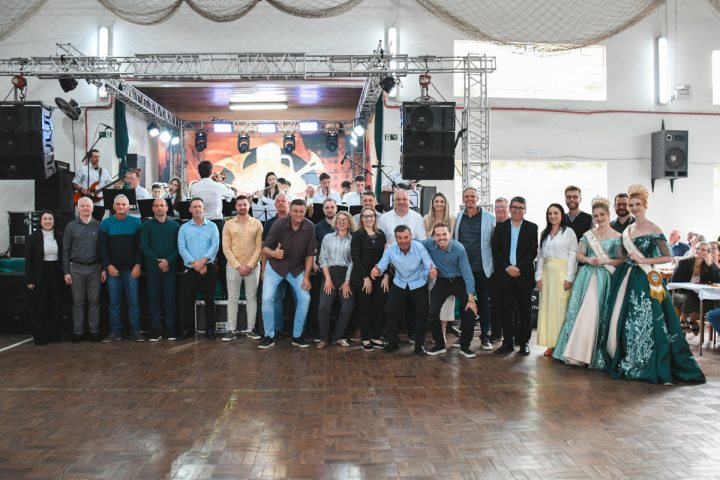 Trecho de asfalto  inaugurado no morro entre Linha So Joo e Campestre Alto