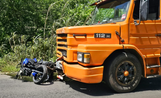 Motociclista fica ferida em acidente entre carreta e moto em So Jos do Sul