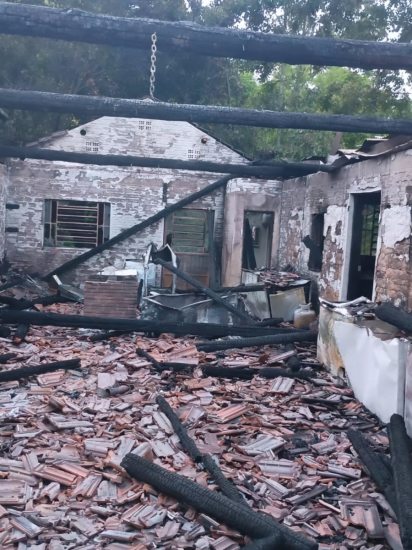 Fam�lia busca apoio para reconstruir casa hist�rica de 1878 destru�da pelo fogo