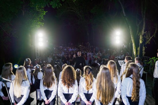 Comunidade salvadorense prestigia abertura do 18� Natal F� e Luz no T�nel de Linha Bonita