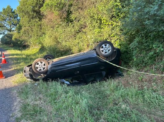 Capotamento na BR-470 entre Carlos Barbosa e Bar�o deixa apenas danos materiais