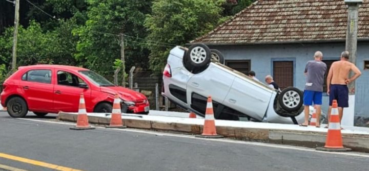 Capotamento na BR-470 deixa uma passageira ferida em Montenegro