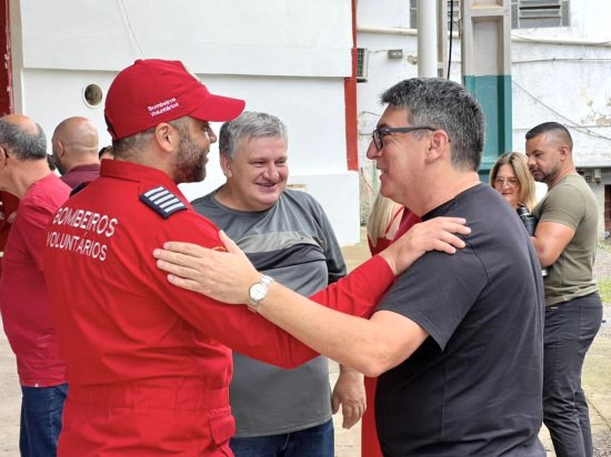 Nova viatura dos Bombeiros Volunt�rios � entregue � comunidade