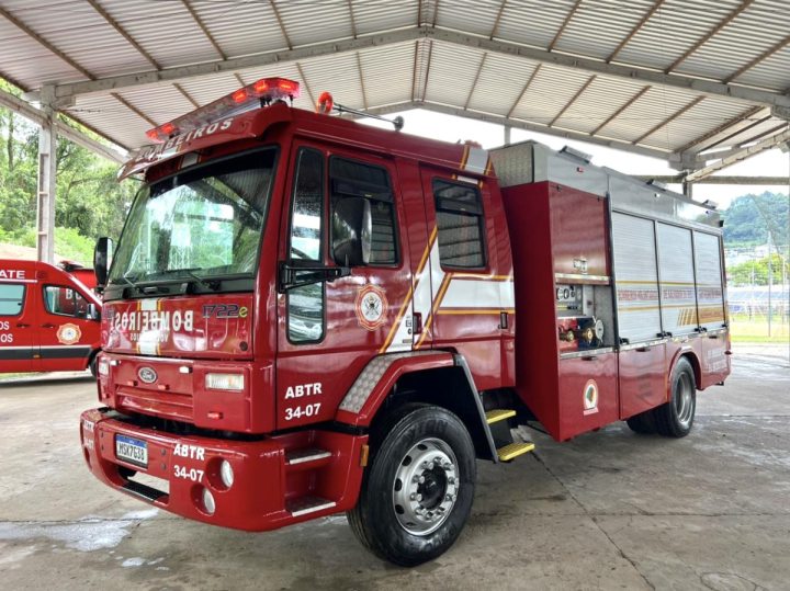 Nova viatura dos Bombeiros Volunt�rios � entregue � comunidade