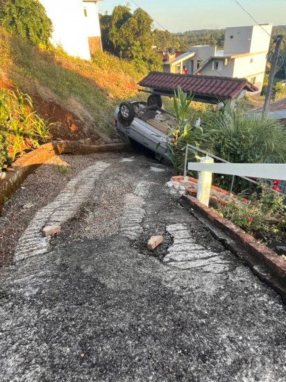 Capotamento em garagem residencial em Salvador do Sul 