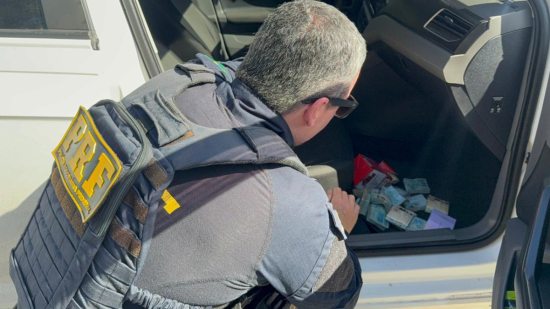 PRF apreende quase 250 mil reais sem proced�ncia em Bento Gon�alves