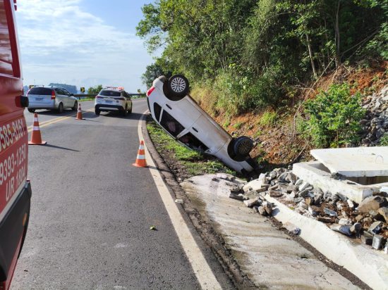 Condutora passa mal, perde controle do ve�culo e capota na BR-470 em S�o Pedro da Serra