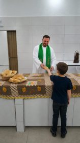 Projeto criado por padre de Salvador do Sul leva p�o semanal a 66 fam�lias em Santa Maria