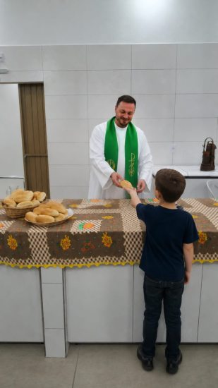 Projeto criado por padre de Salvador do Sul leva p�o semanal a 66 fam�lias em Santa Maria