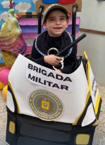 Menino de Pareci Novo ganha viatura de papel�o e comove ao mobilizar campanha para cirurgia