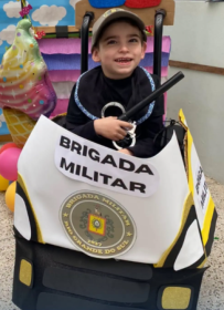 Menino de Pareci Novo ganha viatura de papel�o e comove ao mobilizar campanha para cirurgia