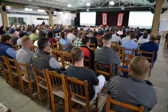 Aproximadamente 400 associados e familiares participaram de reuni�o realizada na Associa��o dos Funcion�rios da Languiru, em Teut�nia