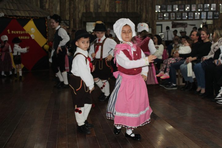 Crian�as apresentaram coreografias t�picas