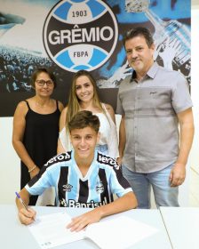 Gr�mio assina primeiro contrato profissional da promessa Jefinho