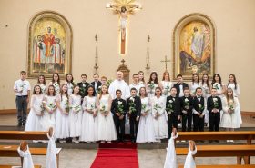 31 crianas celebram a Primeira Eucaristia em momento de f e emoo